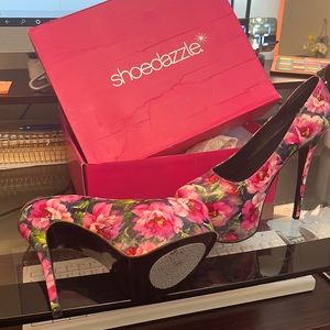 Shoe dazzle heels, barely worn.